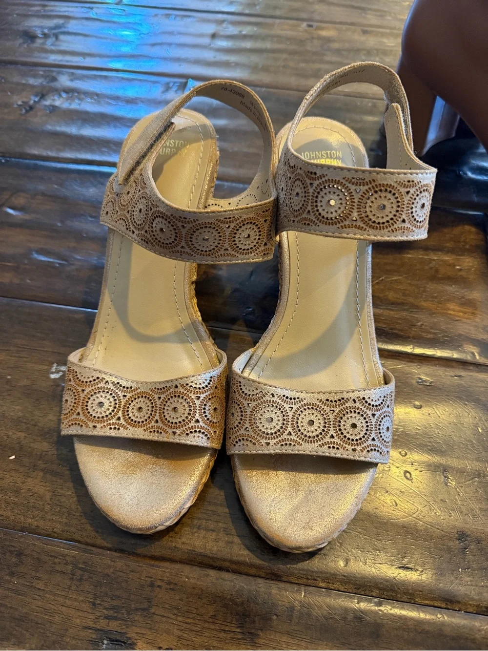 Johnston & Murphy Leather Gold Metallic Georgiana Wedge Sz 8 Perforated Boho